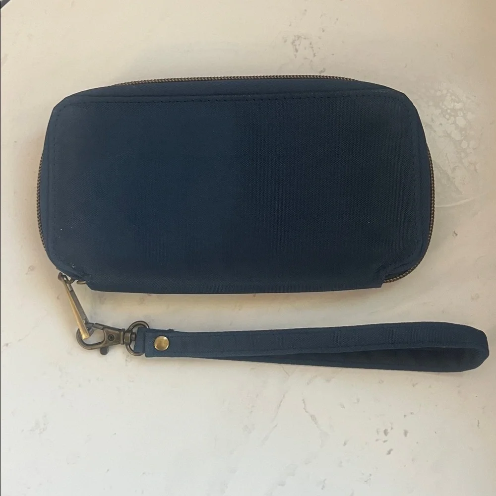 TRAVELON WALLET ZIP AROUND CLOSE REMOVABL WRISTLET STRAP WOMENS